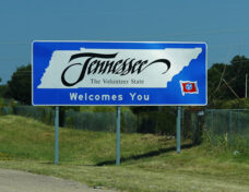 Welcome_to_Tennessee_sign_insert_by_formulanone_via_Wikimedia_Commons